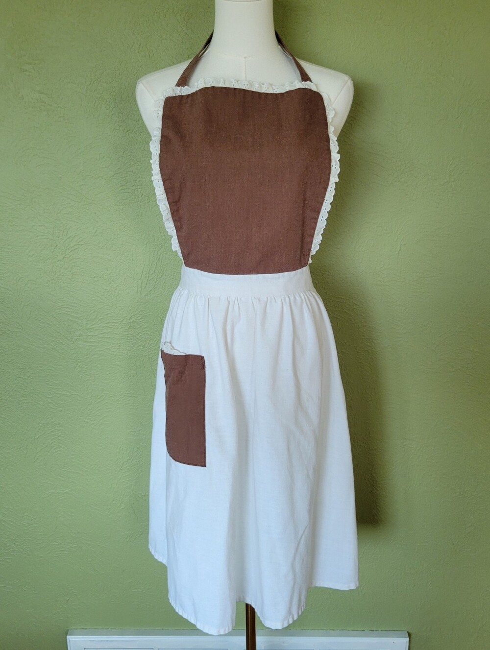 Brown & White Lace Trim Pinafore Apron